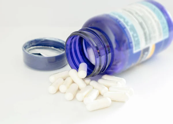 Envase botella verter suplementos antibióticos cápsula —  Fotos de Stock