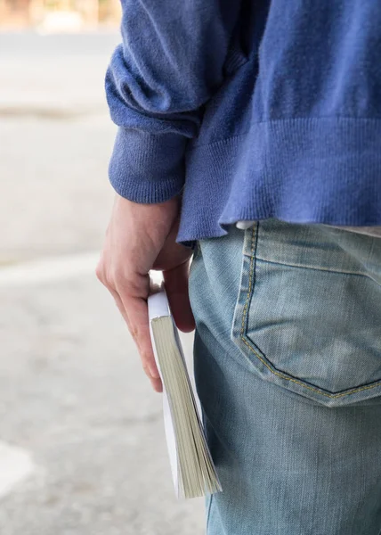 Camisa homens azul de pé com livro — Fotografia de Stock