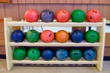 Bowling topu çok renk satır ahşap raf üzerinde