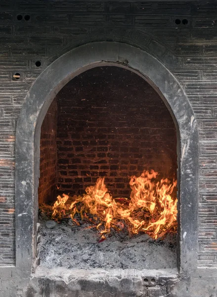 Stupa taş Çin geleneğinde kağıt ile odun yanan — Stok fotoğraf