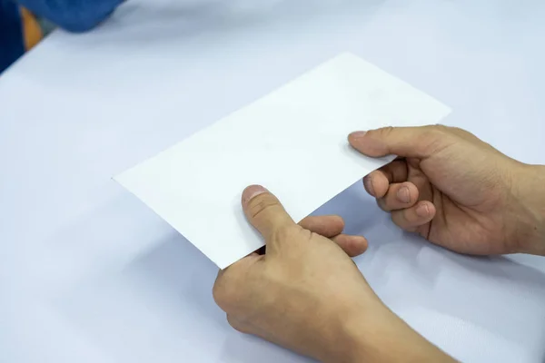 Hand affärsman som ger blank vitt kuvert — Stockfoto