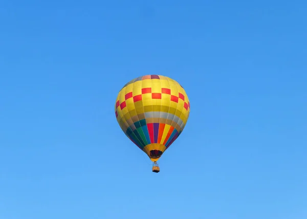 Varmluftsballoner flyver i blå himmel - Stock-foto