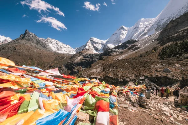 Bunte Fahnen Gebet weht auf Schnee heiligen Gebirgszug — Stockfoto