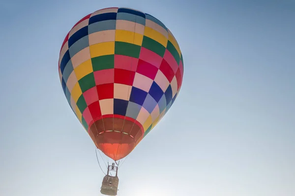 Farverige varmluftsballoner flyver i blå himmel - Stock-foto