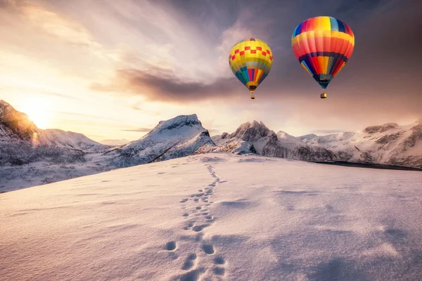 Balões de ar quente voando na montanha nevada com pegada no pico — Fotografia de Stock