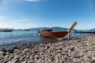 Koh Hin-Ngam kıyı şeridinde demirlemiş ahşap uzun kuyruklu tekne