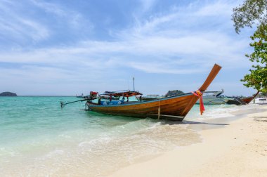 Lipe ahşap tekne ile güzel kristal tropikal deniz
