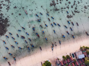 Sahilde ahşap uzun kuyruklu tekne ile güzel tropikal deniz