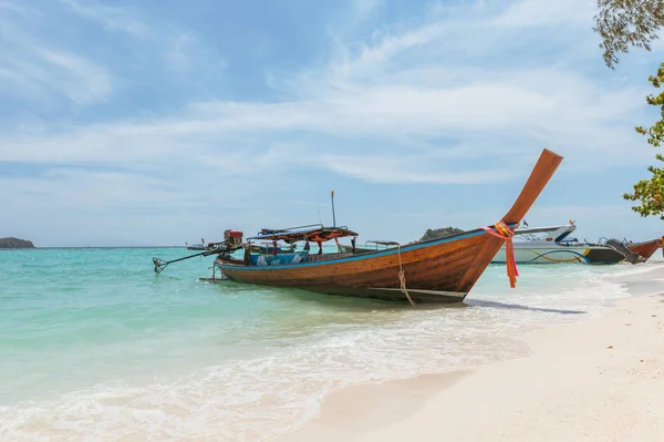 Belle mer tropicale en cristal avec bateau en bois à la lipe — Photo