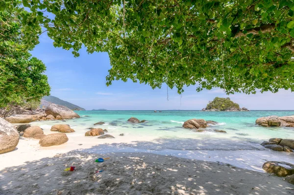 Hermosa playa blanca con árbol de sombra en el mar tropical — Foto de Stock