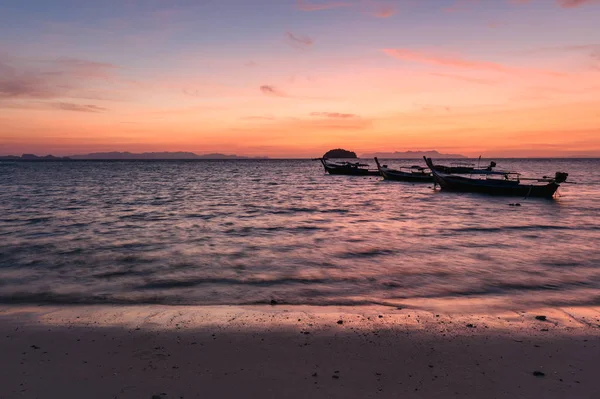 Barcos de cauda longa de madeira no mar tropical ao amanhecer — Fotografia de Stock