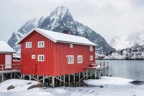Las nevadas en la casa roja en el valle en la costa en lofoten — Foto de Stock