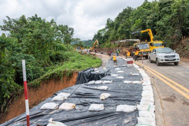 Yetkililer çökmüş yol heyelan tamir