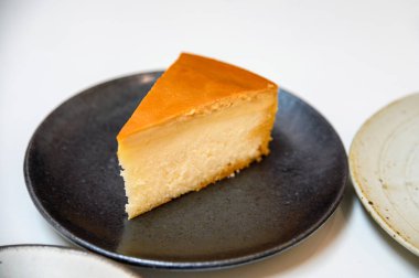 Cemarik çanak üzerinde muhallebi krem cheesecake