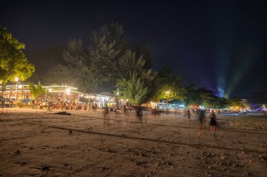 Bar ve Restoran üzerinde lazer gösteren ile rahatlatıcı turistler