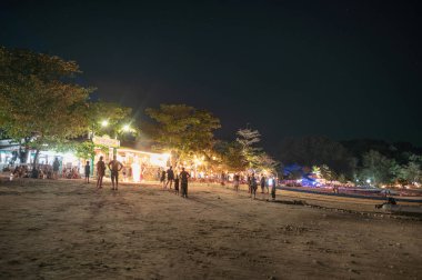 Bar ve Restoran üzerinde lazer gösteren ile rahatlatıcı turistler