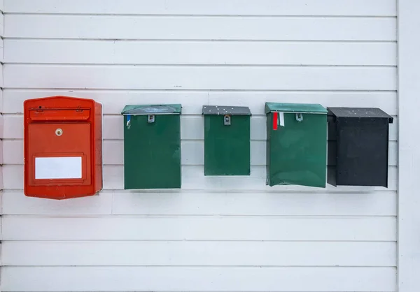 Kleuren Vintage mailboxen langs op houten muur — Stockfoto
