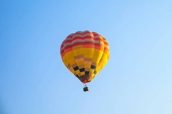 Balões de ar quente voando no céu azul — Fotografia de Stock