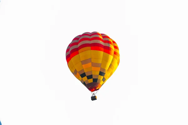 Farverige varmluftsballon flyver i årlig festival - Stock-foto