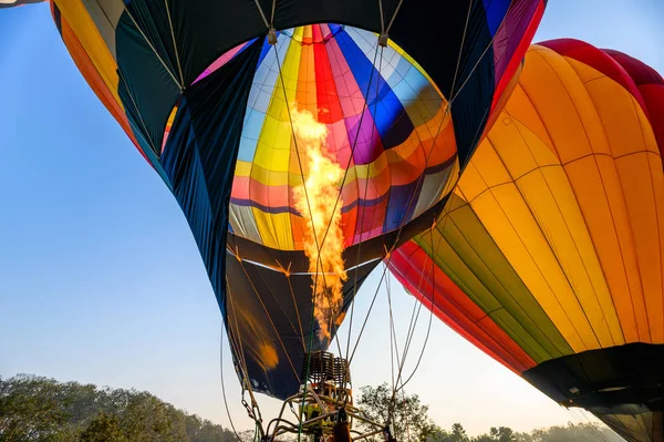 Balões de ar quente coloridos com queimar um inflável — Fotografia de Stock