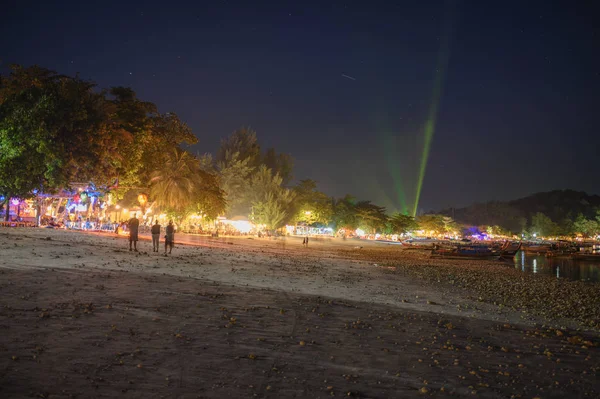 Туристы отдыхают в баре и ресторане с лазерным шоу на й — стоковое фото