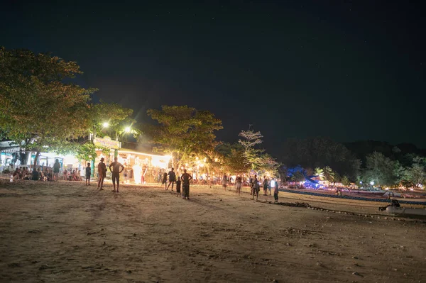 Tourists relaxing on bar and restaurant with laser showing on th — Stock Photo, Image