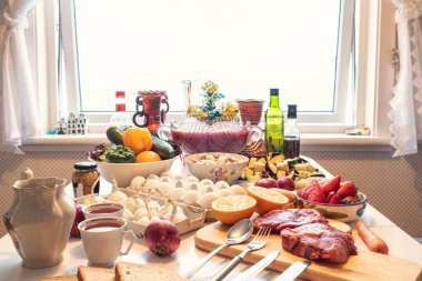 Çiğ gıda sığır eti, yumurta ile sağlıklı gıda sebze, meyveler hazırlanan