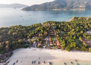 Lipe adasında tropikal denizde sahilde Resort