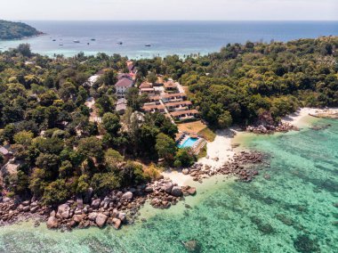 Lipe adasında tropikal denizde tepede Resort