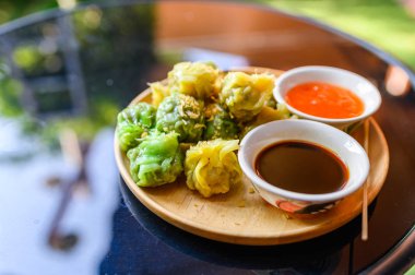 Domuz eti ve karidesle doldurulmuş sarı ve yeşil hamur tatlısı.