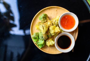 Domuz eti ve karidesle doldurulmuş sarı ve yeşil hamur tatlısı.