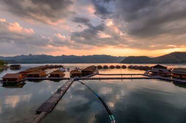 Srinakarin barajı üzerinde yüzen ahşap sal tesisi manzarası