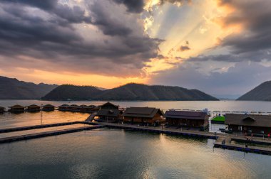 Srinakarin barajı üzerinde yüzen ahşap sal tesisi manzarası