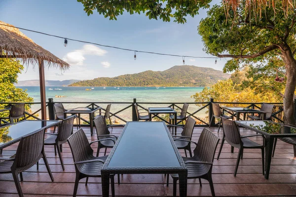 Table à manger sur terrasse avec belle vue sur la mer tropicale — Photo