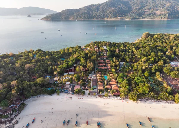 Lipe adasında tropikal denizde sahilde Resort