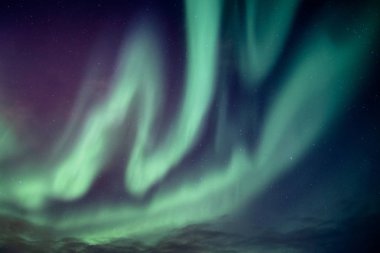 Güzel kuzey ışıkları veya aurora borealis patlama