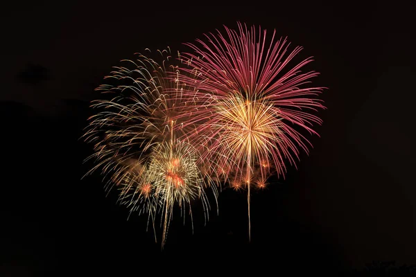 Explosão de fogos de artifício coloridos no festival anual — Fotografia de Stock