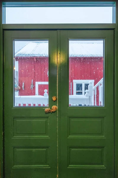 Porta in legno verde chiusa con nevicata — Foto Stock