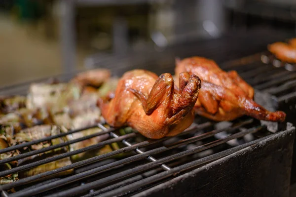 Жареная курица на решетке на ночном рынке — стоковое фото