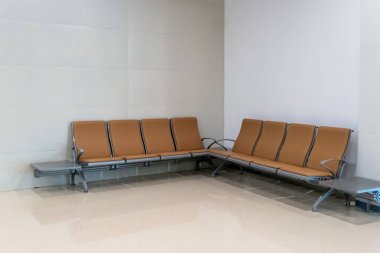 Havaalanı salonunda koltuk sıraları