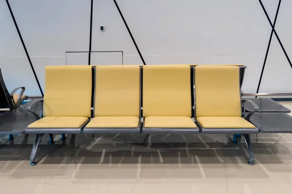 Ряды мест в зале ожидания аэропорта — стоковое фото