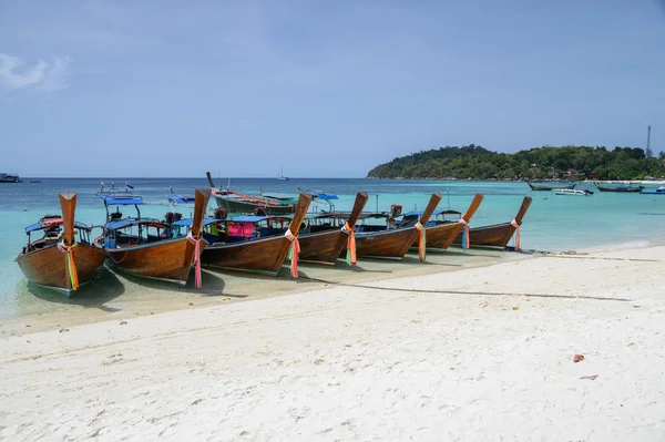 Bateaux à longue queue en bois ancrés sur la plage blanche en mer tropicale — Photo