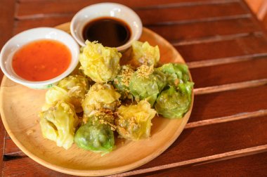 Domuz eti ve karidesle doldurulmuş sarı ve yeşil hamur tatlısı.