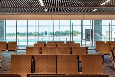 Havaalanında cam pencereli koltuk sıraları