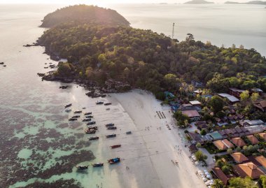 Tropik denizde ahşap uzun kuyruklu tekneler ile sahilde Resort 
