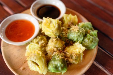 Domuz eti ve karidesle doldurulmuş sarı ve yeşil hamur tatlısı.