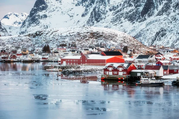 Village de pêcheurs de Reine sur le littoral gelé avec montagne enneigée — Photo