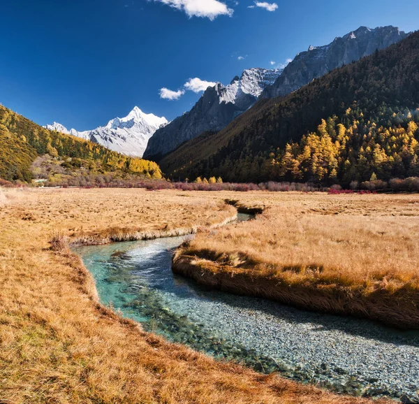 Chana Dorje montanha sagrada com prado dourado e cristal rio i — Fotografia de Stock
