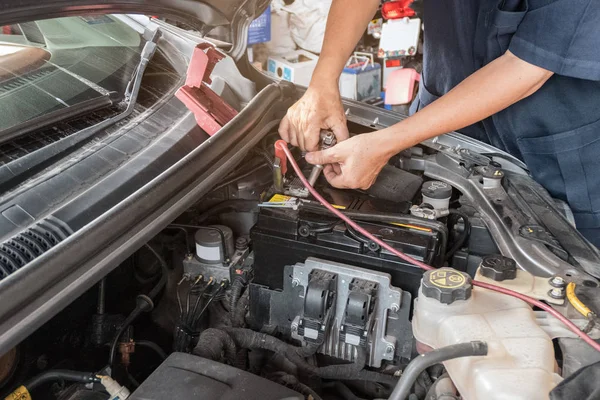 Bilmekaniker reparera i en bil — Stockfoto