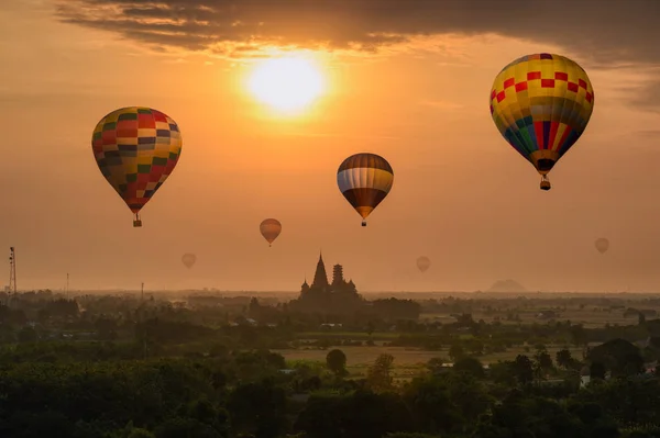 Balões de ar quente coloridos voando no templo Wat Tham Sua — Fotografia de Stock